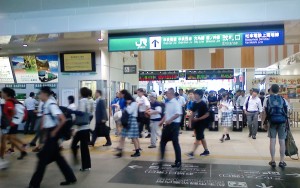 NEC_1661JR松本駅今朝の改札口付近（H270727）